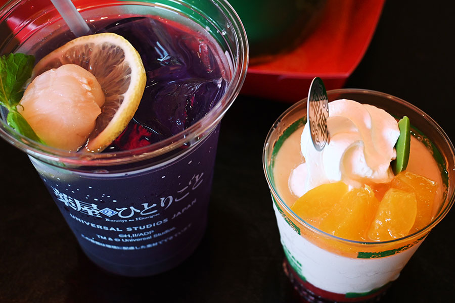 左から、「壬氏のライチ香るシトラスドリンク」(800円)、「猫猫の莓杏仁豆腐 黄桃添え」(600円)