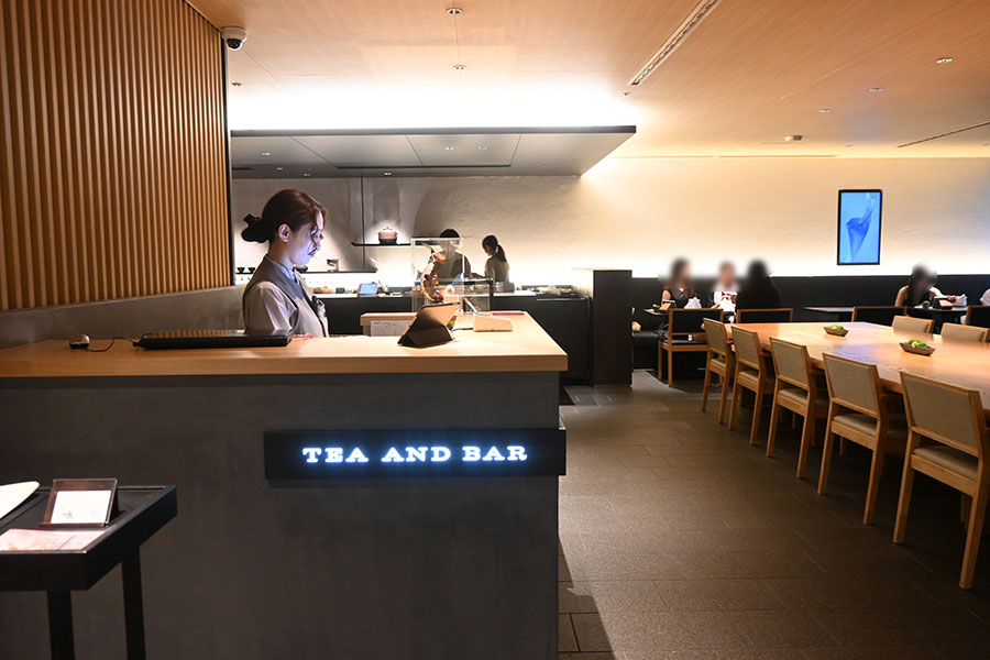 和紅茶・日本茶などが充実の「TEA AND BAR」は、落ち着きある空間でカフェ&バー使いができる