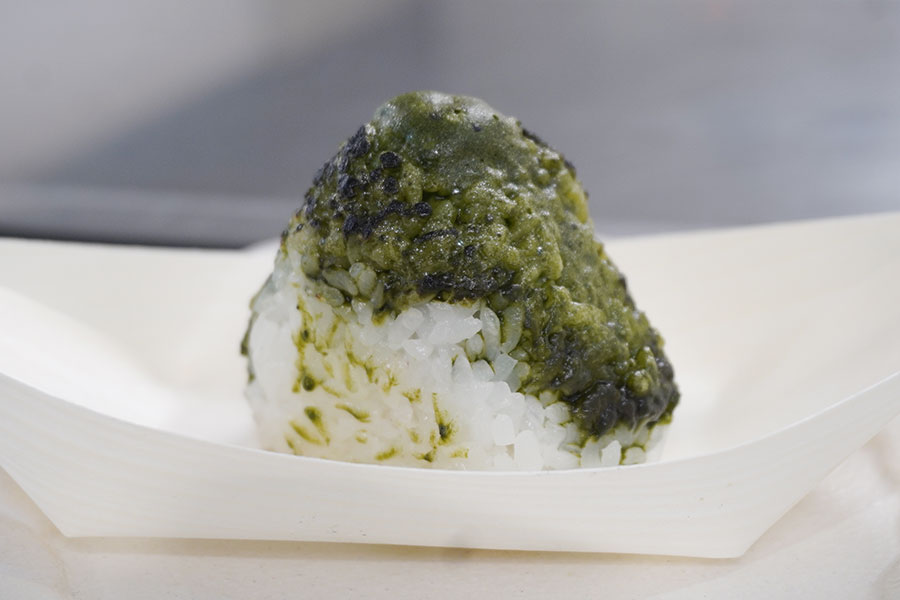 「ヤタガラス」の「炙り抹茶バターおにぎり」(551円)