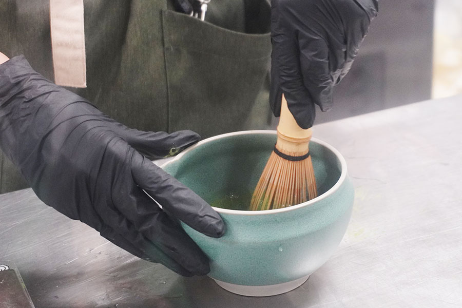 「千休」では目の前で抹茶を点ててくれる