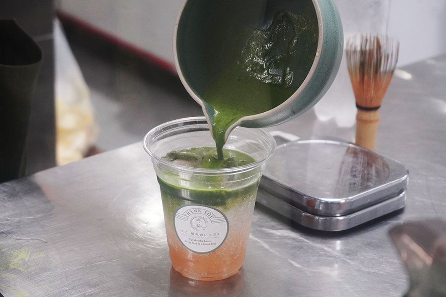 点てたばかりの抹茶をソーダへ注ぐと、三層の美しいソーダが完成