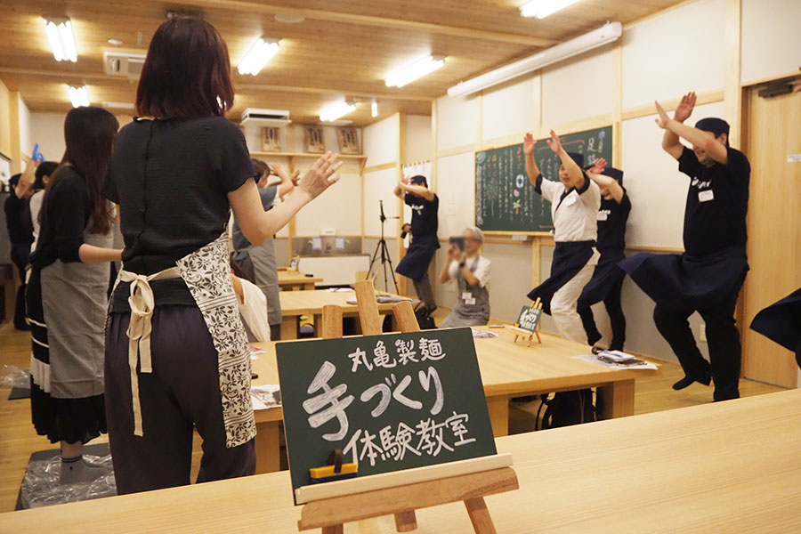オリジナル曲で足踏みダンス!アイドル風ハートポーズなど手の振りも楽しい