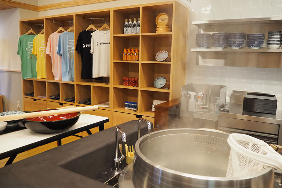 厨房横では、教室限定のオリジナルTシャツ(3000円~)や店舗で使われている食器類を販売