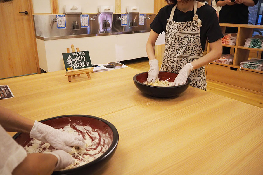 まずは約5分で生地作り、塩水と小麦粉を素早くませるのがポイント