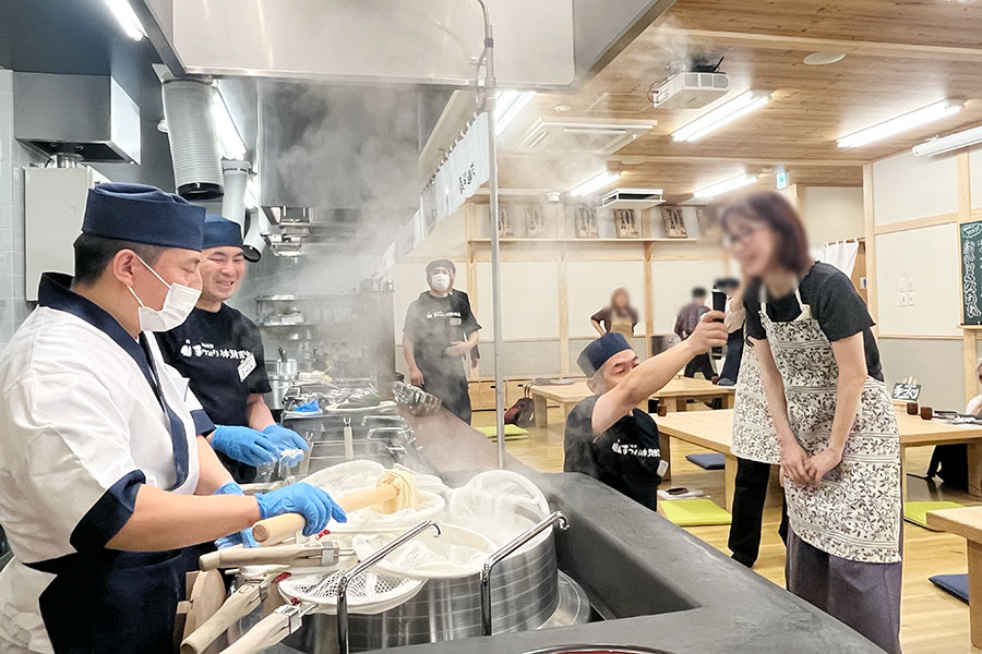 「麺、入りまーす!」とコールすると、職人が約18分で茹でてくれる