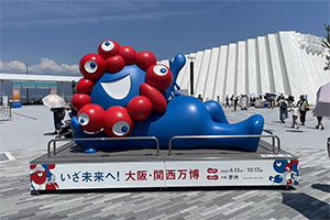 大阪市役所の「ミャクミャク像」が移転、万博西側の活性化続く