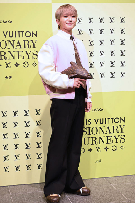 ルイ・ヴィトンの展覧会にともないおこなわれたレセプションに登場したNissy(7月14日・Lmaga.jp撮影)