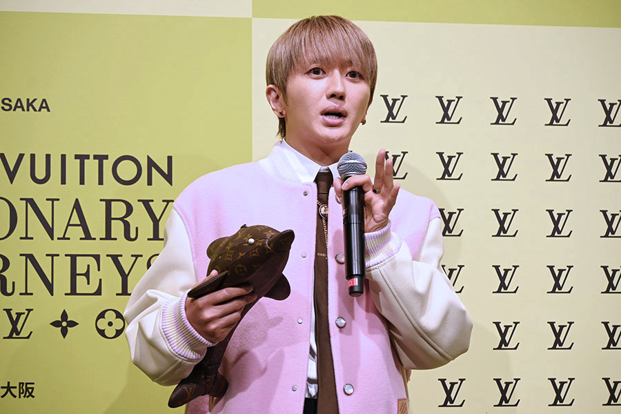 ルイ・ヴィトンの展覧会にともないおこなわれたレセプションに登場したNissy(7月14日・Lmaga.jp撮影)