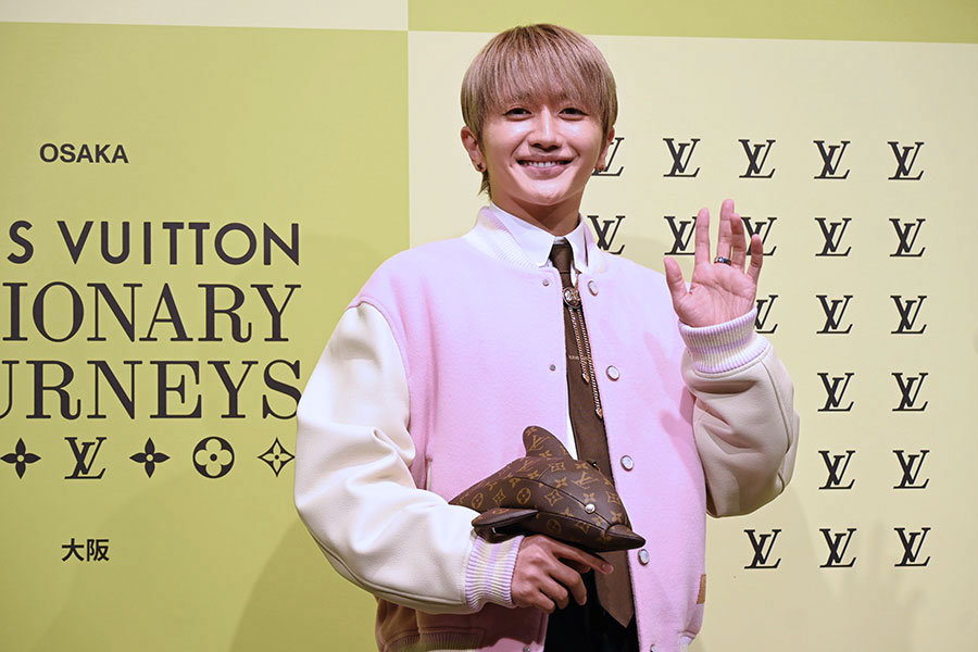 ルイ・ヴィトンの展覧会にともないおこなわれたレセプションに登場したNissy(7月14日・Lmaga.jp撮影)