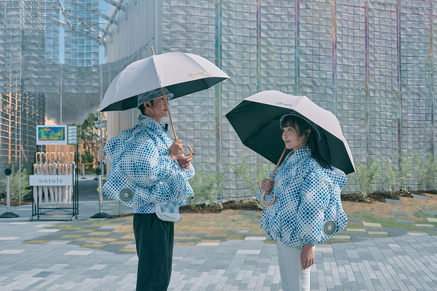 『大阪・関西万博』NTTパビリオンのスタッフが日傘「untule(アントゥーレ)」を刺した様子(写真提供:キャロットカンパニー)