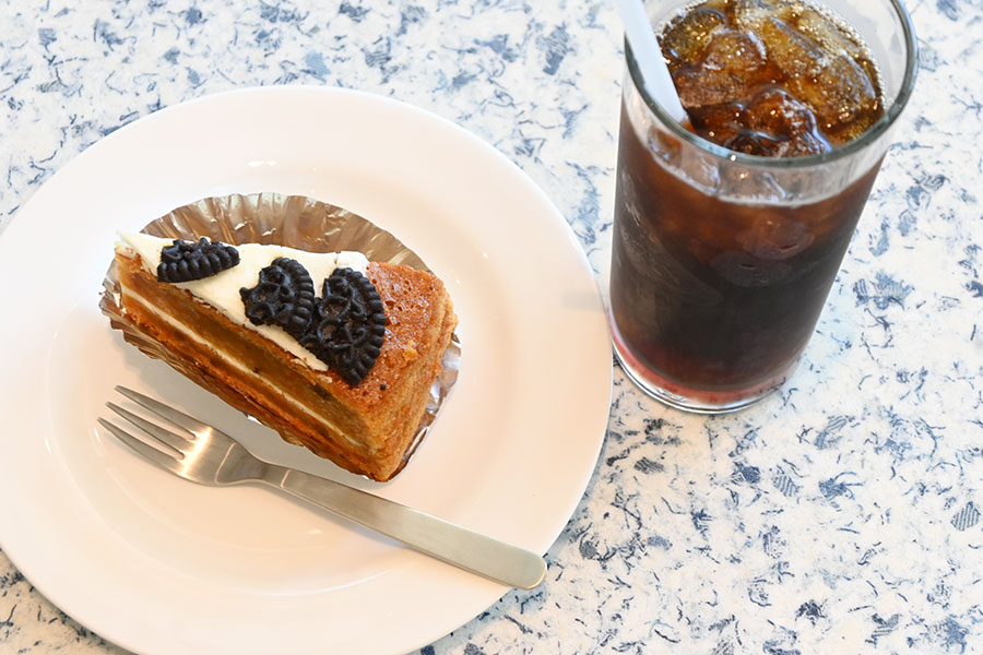 大阪エリア限定「明日のブレンド」(480円~)は奥深い甘味を追求した1杯。素材をいかした「キャロットケーキ」(510円~)などケーキは約4種