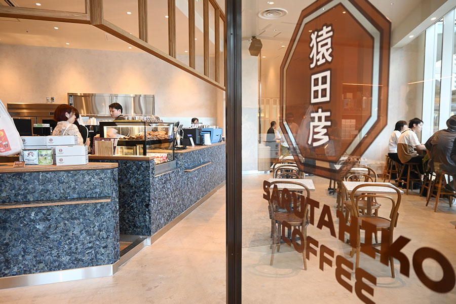 大阪のオフィス街にある既存店に比べ、カジュアルな内装を意識し、厨房の開放的な空間も魅力な「猿田彦珈琲 くすはモール」