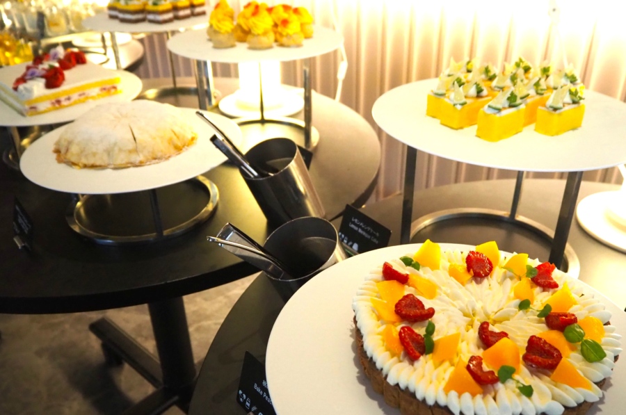 スイーツコーナーには、旬のフルーツケーキやゼリー、マカロンなどが勢揃い。夏らしくマンゴーを使ったものが充実