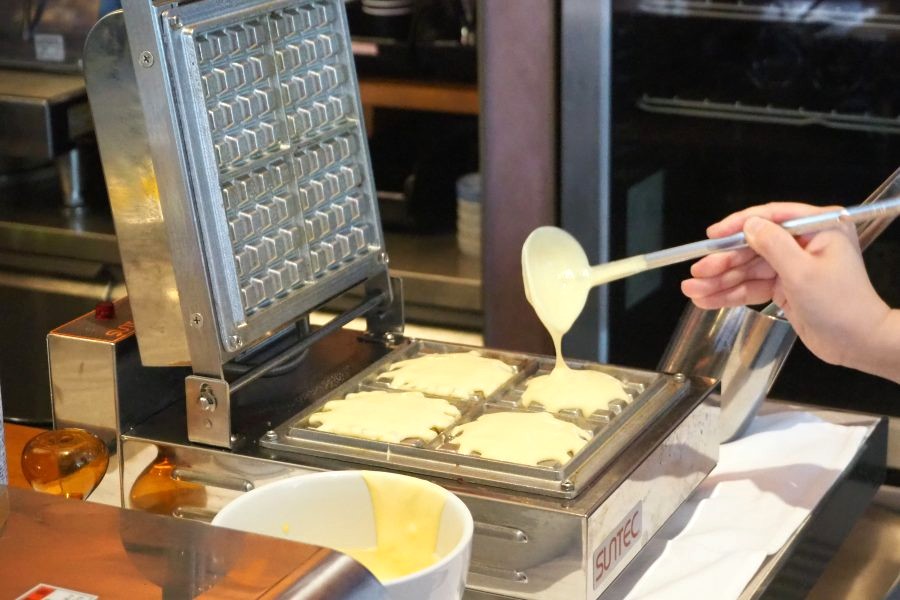 ワッフルは自分で作る事ができ、焼き立てに好みのトッピングを