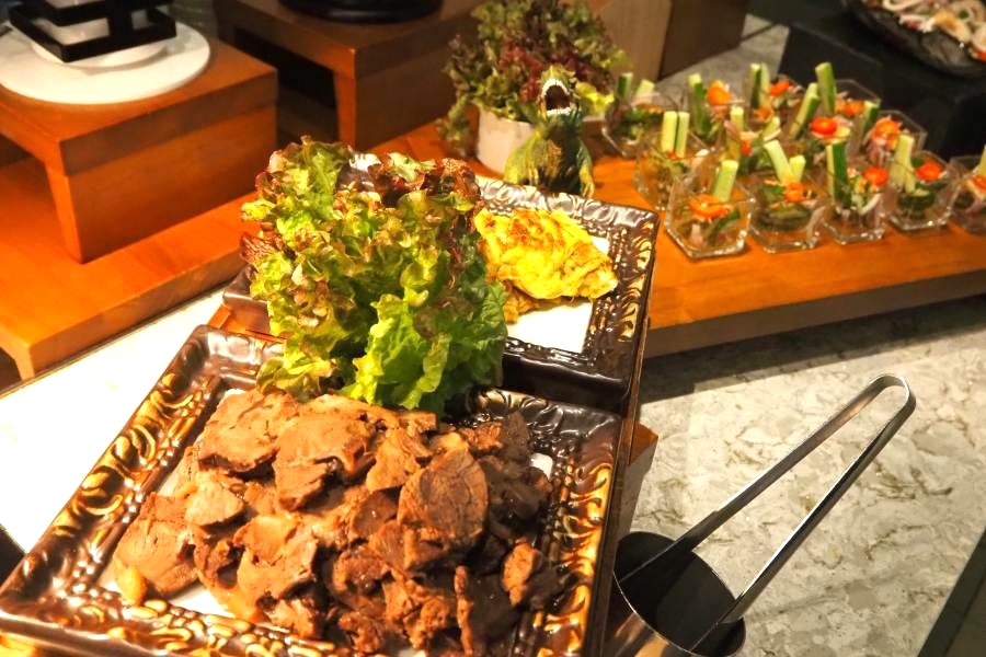 タイカレーには「牛肉のマリネ」や「タイ風オムレツ」など、さまざまな料理も入れるのが現地流という