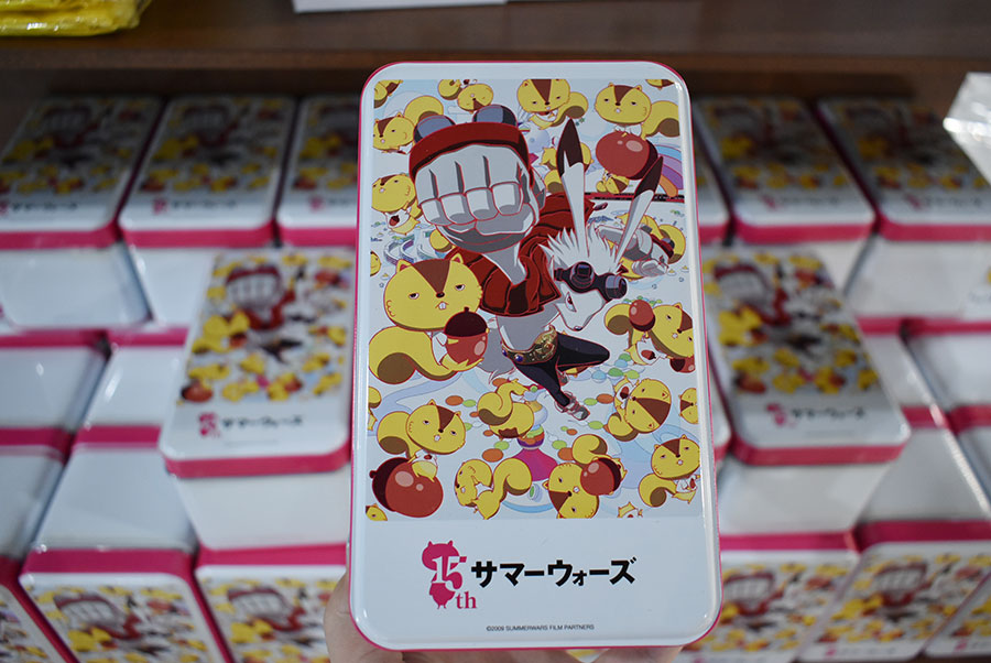 クッキー缶(1728円)。15周年ロゴを使用