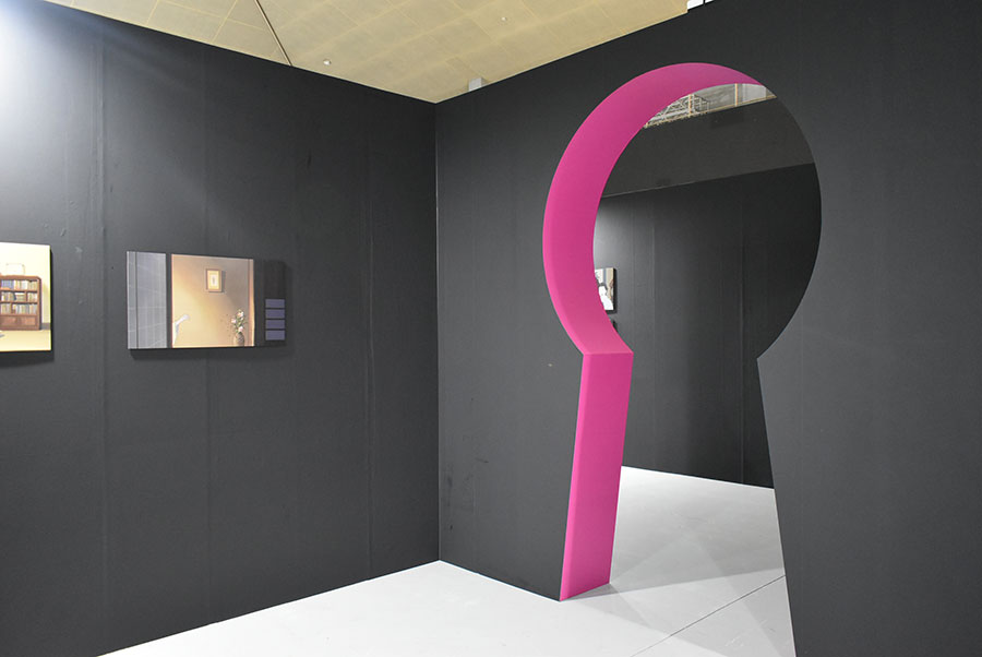 展示のデザインにも作品を知る人ならピンとくる遊び心が