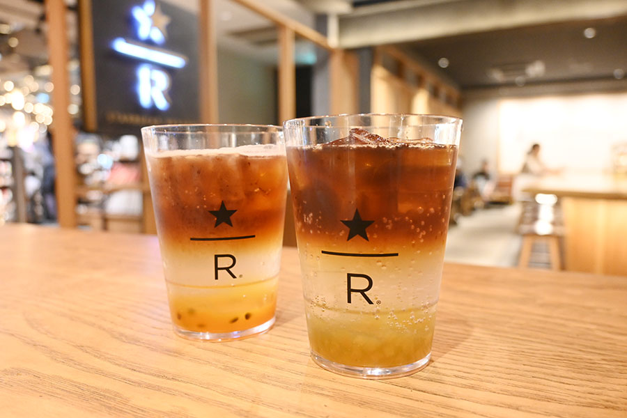 「コールドブリューソーダ」(990円)。左からパッションフルーツ&アプリコット、グリーンアップル&ライム