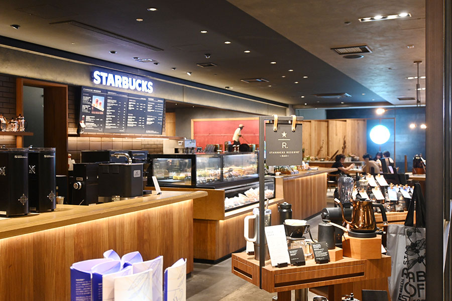 ・「スターバックス リザーブ バー LUCUA Osaka 地下2階店」の店内