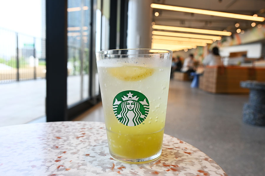 淡いグリーンのグラーデーションが爽やかな「チラックスソーダ マスカット」(トール590円)