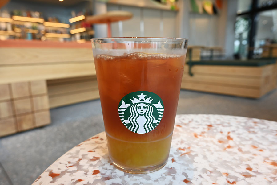 炭酸をブラックティー(無料)に変えると上品なフルーツティーに。見た目も全然違う!
