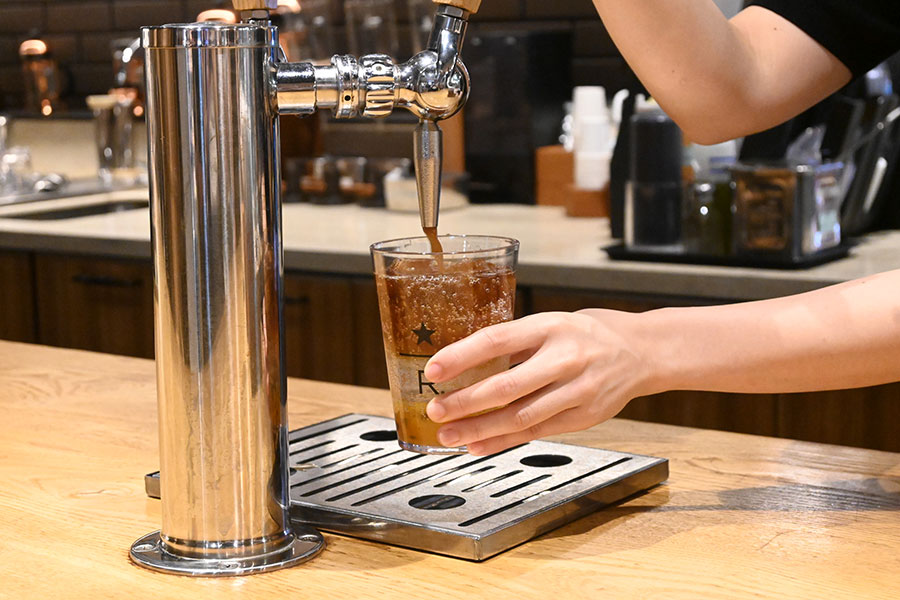 専用のサーバーからコールドブリューが注がれる
