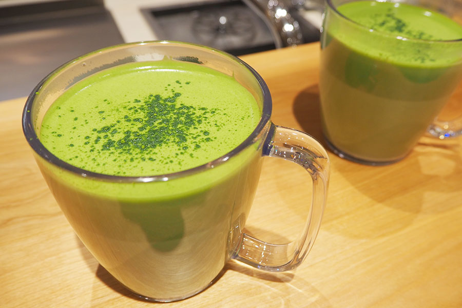 抹茶の程よい渋みが引き立つ「和三蜜 抹茶 ティー ラテ」(Tall・イートイン680円)ホットでもキレイな色味が分かるよう全て透明のグラスで提供