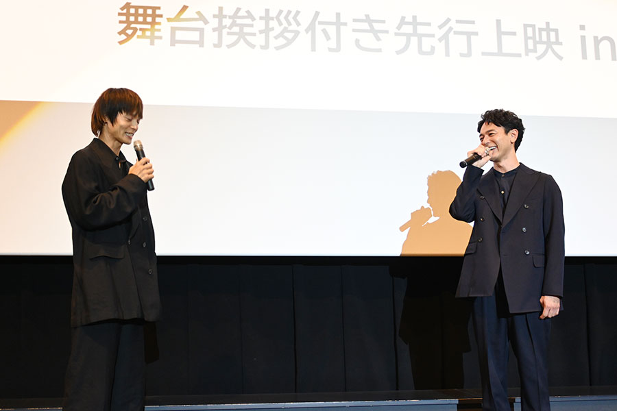 仲睦まじい様子の2人(7月4日・大阪市内)