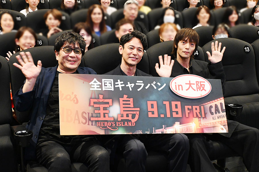 左から、大友啓史、妻夫木聡、窪田正孝(7月4日・大阪市内)