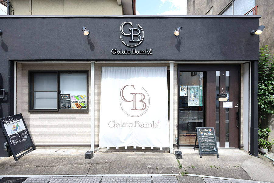 店内にはカウンター席やベンチもあるので、イートインもOK