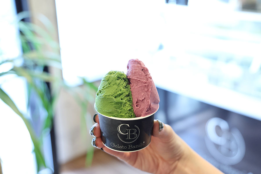 プレミアム抹茶とブルーベリー&ヨーグルトのジェラート(850円)。抹茶と紫式部をイメージした色で、実に宇治らしい組み合わせに