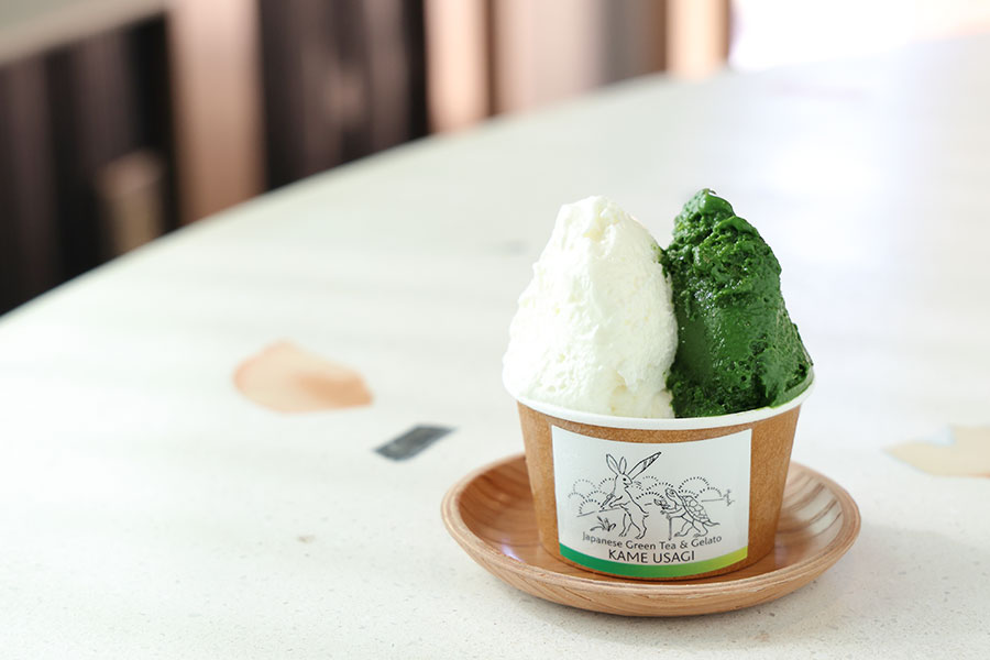 鮮やかな緑色が目をひく、抹茶香碧とミルクのダブル(690円)。濃厚な抹茶の味わいに感激