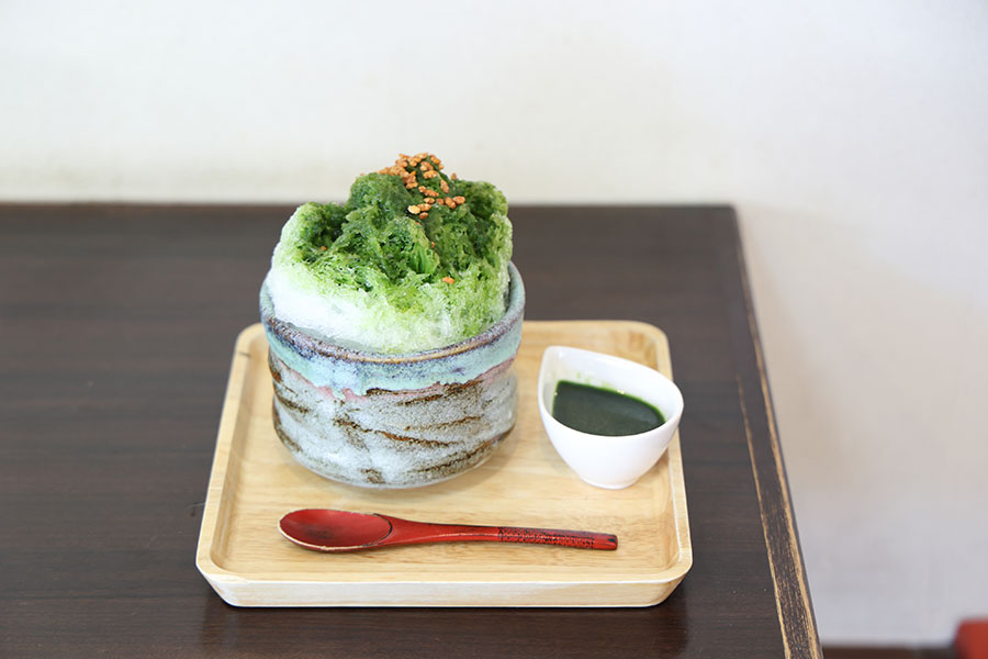 「玄米茶氷」(880円)。炒った玄米の芳ばしい香りがアクセントに