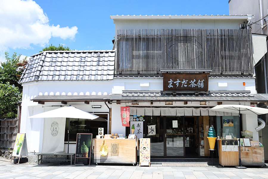 店頭では粉末抹茶をふりかけて楽しむソフトクリームのテイクアウトが大人気