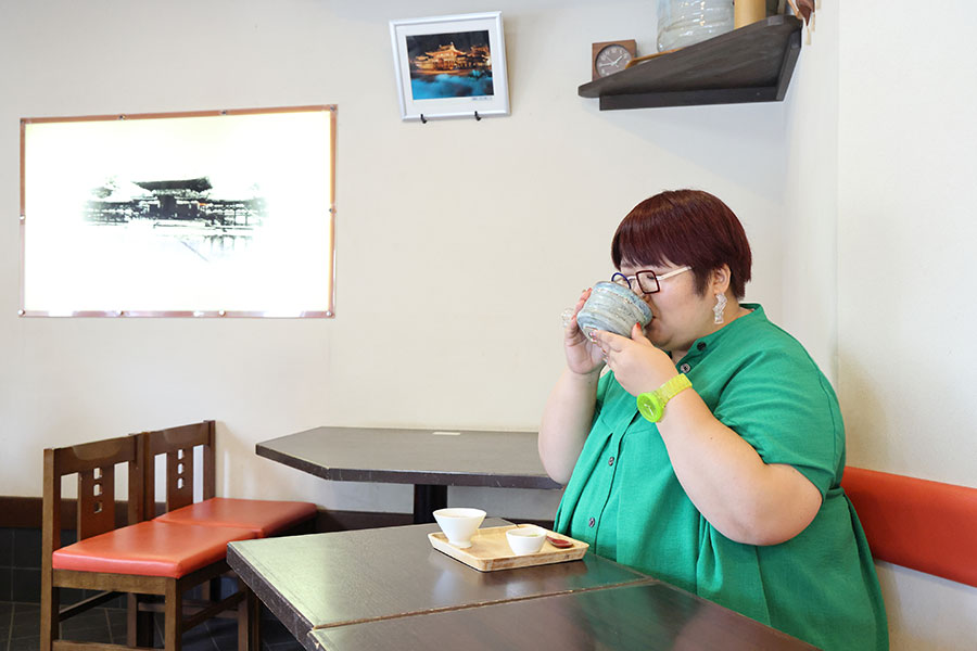 かき氷は抹茶茶碗に盛り付けられているので、最後はグビッと飲み干して