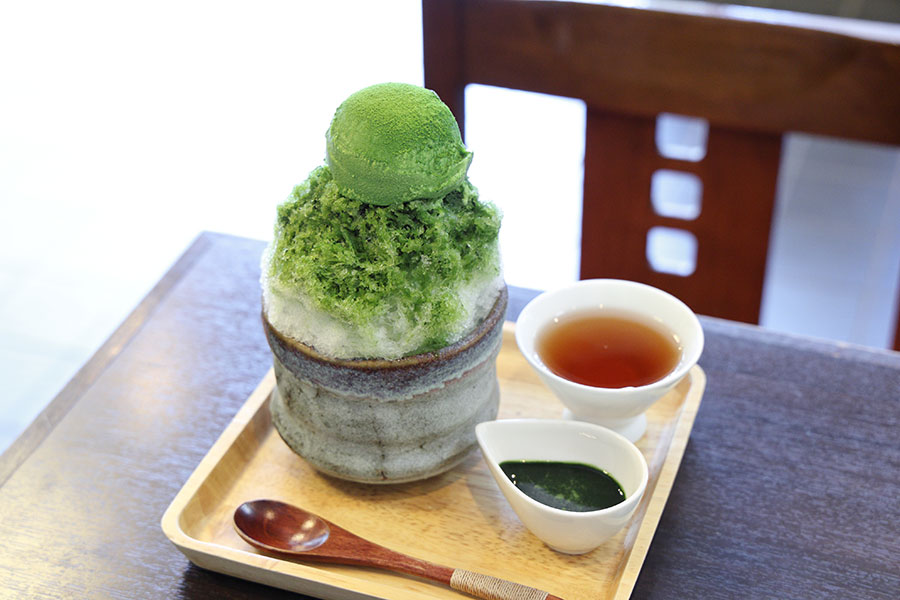 追い宇治抹茶シロップや温かいほうじ茶が付く、心配りもうれしい。「特製宇治氷アイスのせ」(1110円)