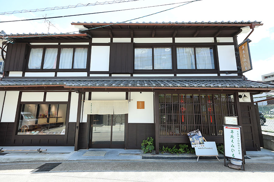 京くみひもの老舗「昇苑くみひも」の店舗の奥に、「抹茶ロースタリー」が