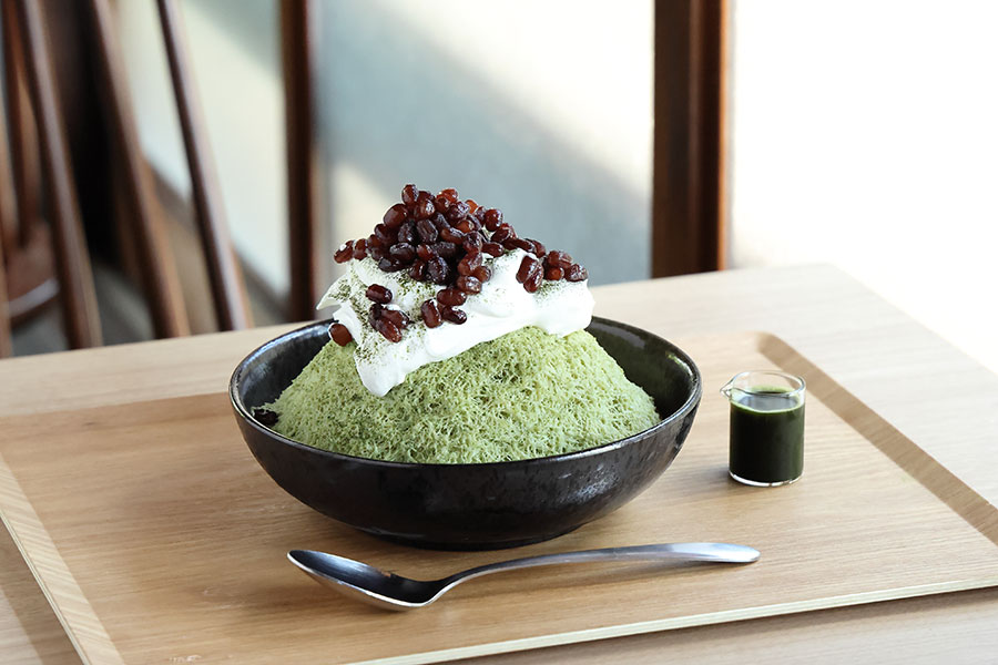 ロースト抹茶を溶かして作るミルク氷に、甘さ控えめの小豆と生クリームをあわせて。「ロースト抹茶シェーブドアイス」(1200円)