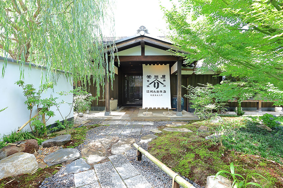 初めて訪れた人は、住宅街にこんな立派なお店があるなんてと驚くはず