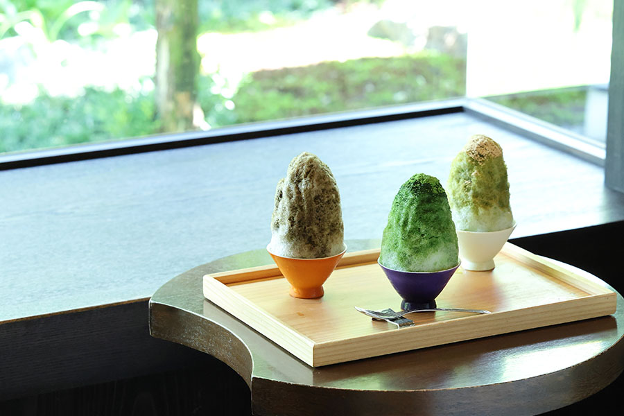 本店限定の「利き茶氷」(1320円)。宇治抹茶、玄米茶、焙じ茶の3種類のかき氷を少しずつ味比べ。9月末頃までの提供予定