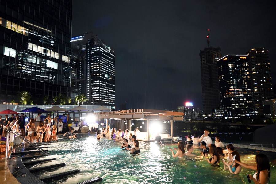 「うめきた」初めての夏…夜景を涼しく望むナイトプールが話題に