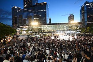 万博だけじゃない、梅田も盆踊りで盛り上がる！大人数が自由に踊る