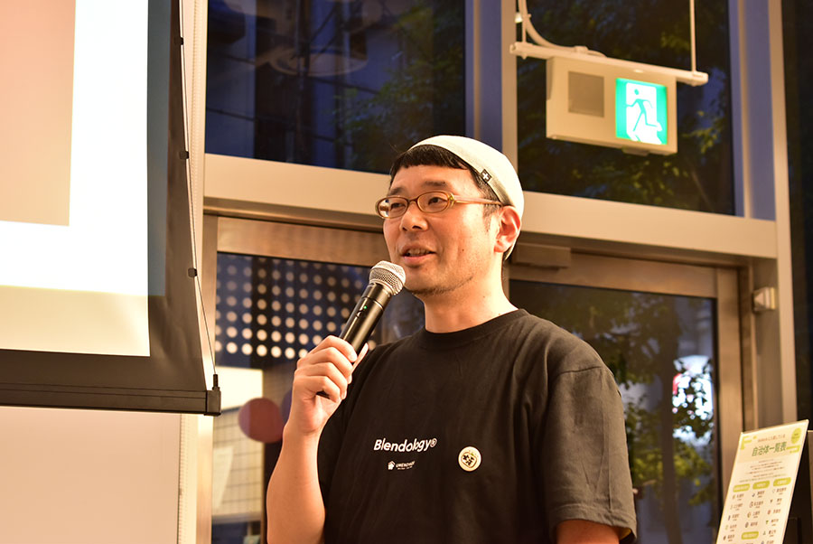 『果本酒』に合わせシュウマイを選んだシュウマイ潤さん(7月17日・大阪市内)