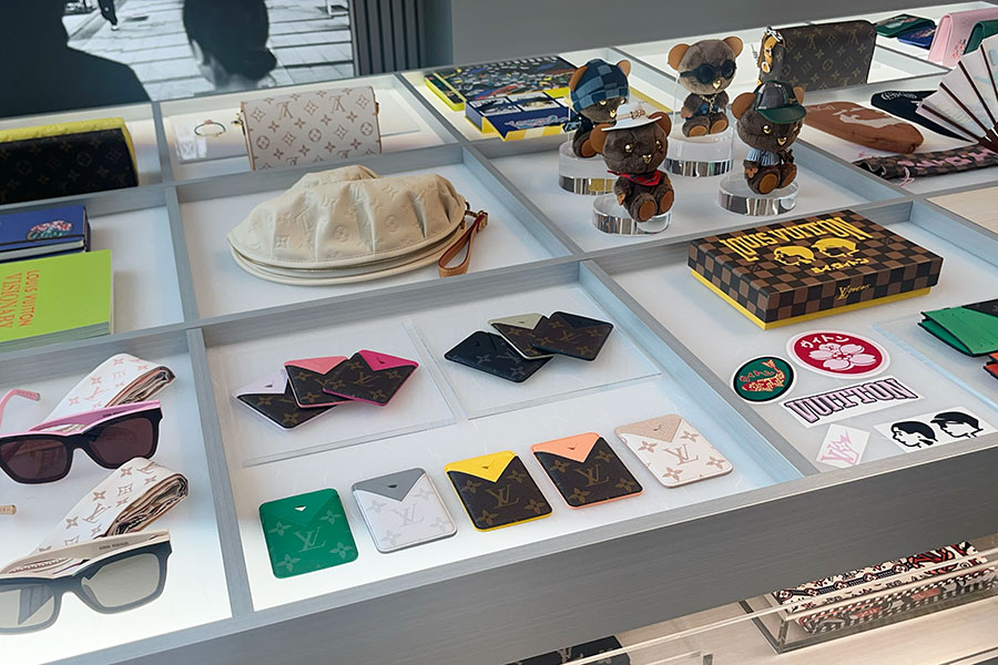 同展のギフトショップでしか手に入らないカラーリングのケースも(手前5色)