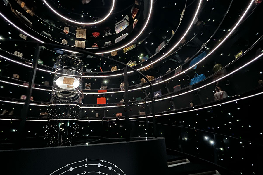 歴代のコレクションが宇宙を彷彿させるような部屋で展示される