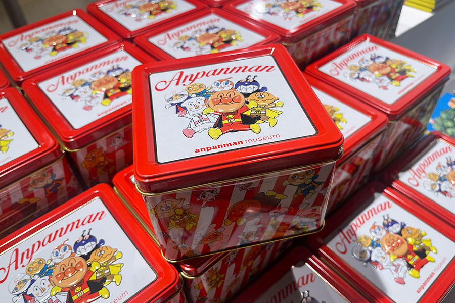 同展の会場で特別販売「アンパンマンサブレ缶」(1210円、1人1点)