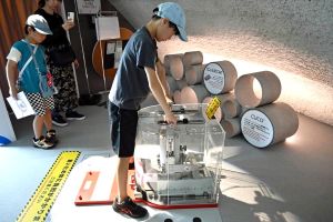 重さ１１.７５キロ、万博の「重すぎるスタンプ」に込められているのは？
