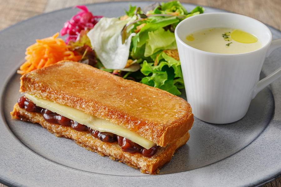 「39days KOBE」で提供されるあんバターのカリッとトーストサンド(1800円)。あんこは3種類から選べる