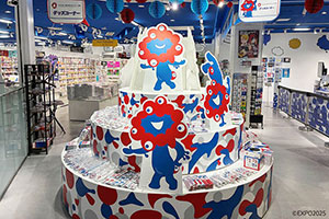 アニメイト梅田に「ミャクミャク」、グッズやパネルを展示