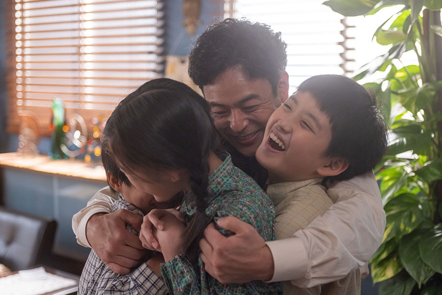 『あんぱん』第107回より。子どもたちを抱きしめる八木(妻夫木聡)(C)NHK